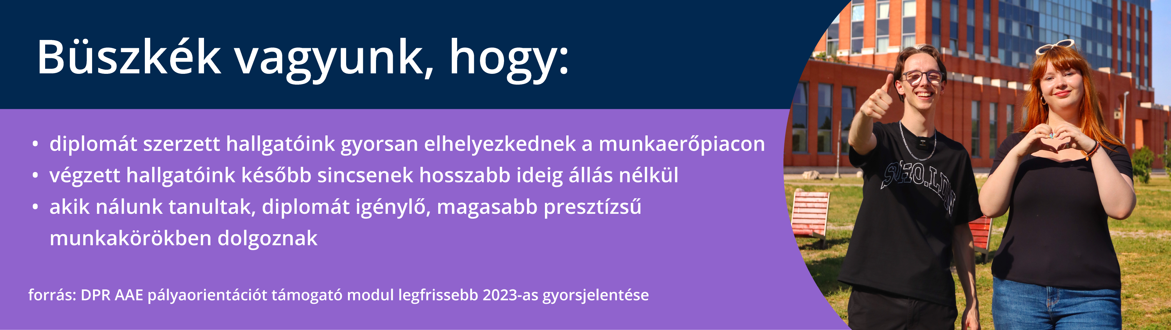 Két diák áll kint, egyikük jelnyelven mutat, háttérben piros épület.